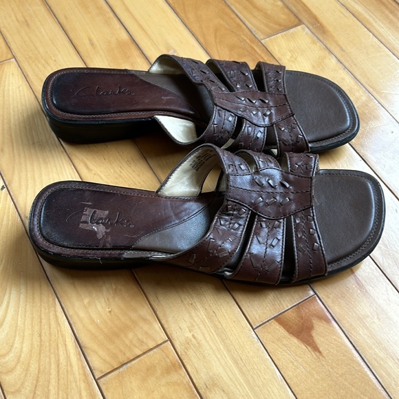 Clarks brown leather slip on sandals with woven leather design size 10 - Picture 3 of 7